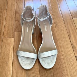 Silver glitter heals in great condition!